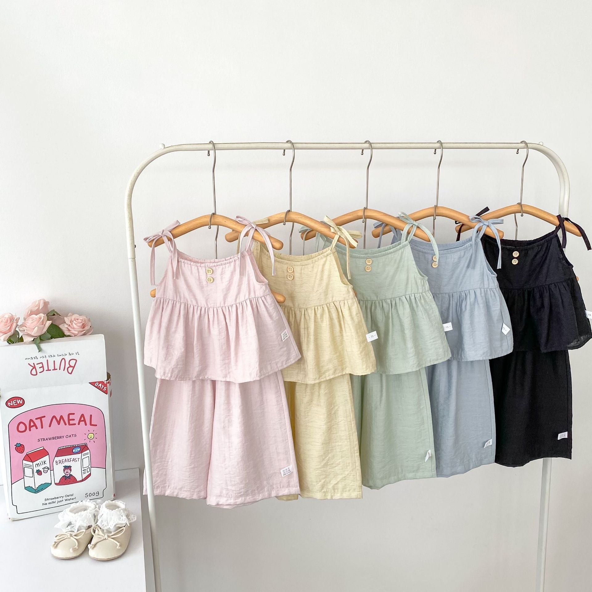 Lightweight and Stylish Two-Piece Set with Sleeveless Top and Loose Pants, Casual Fashion for Kids