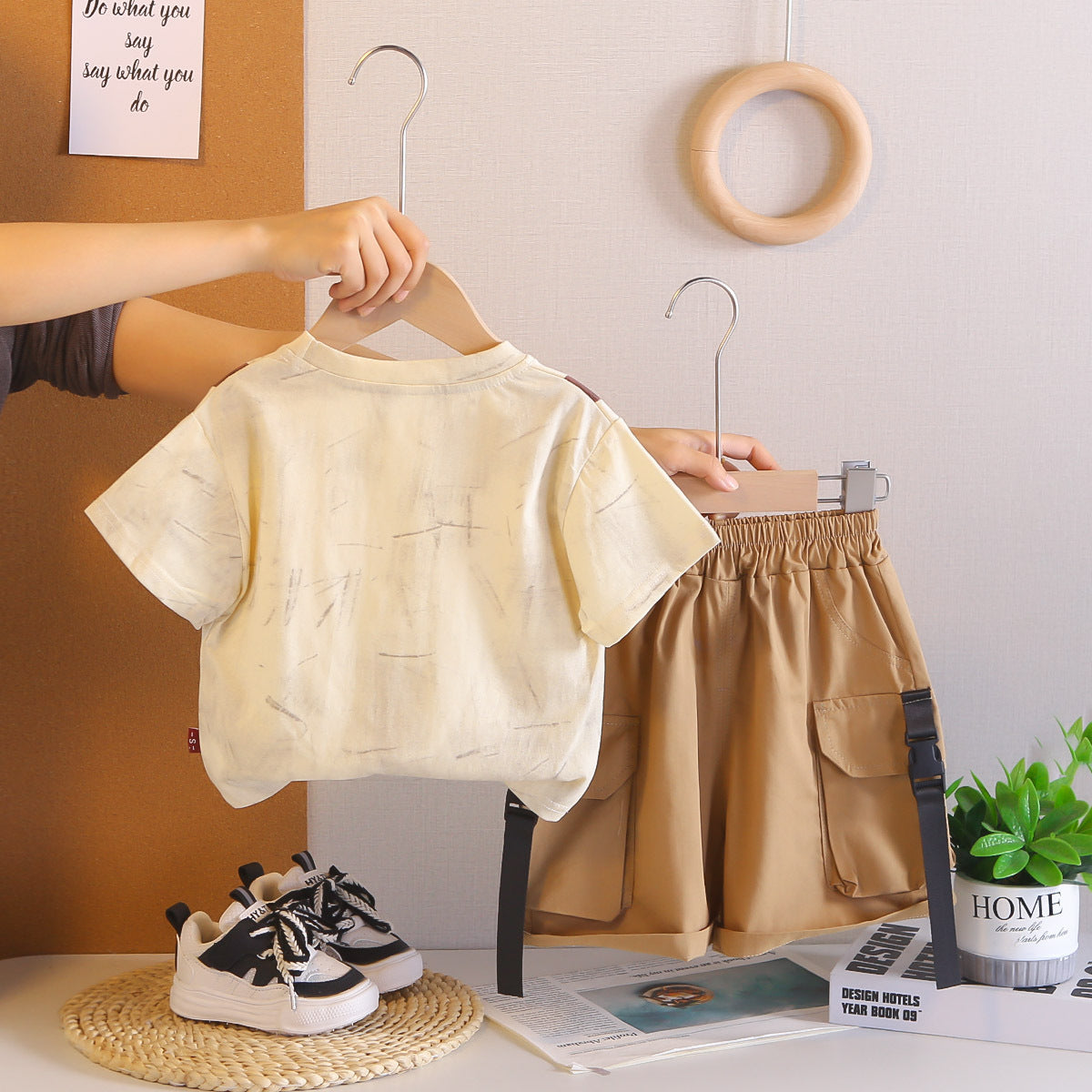 Round neck headphones letter short sleeved shirt, shorts set