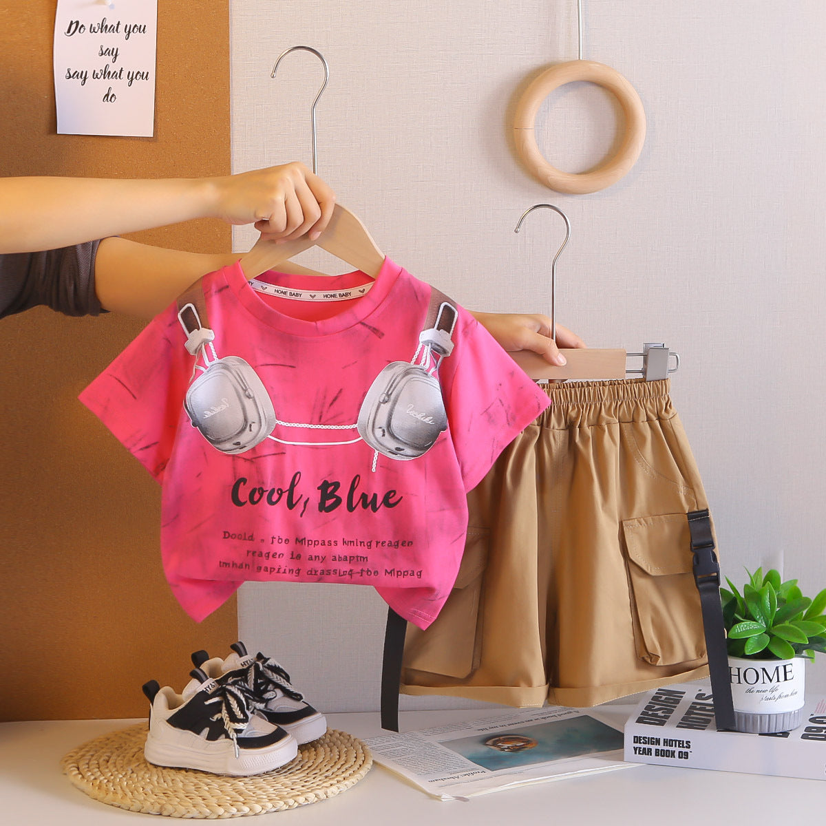 Round neck headphones letter short sleeved shirt, shorts set