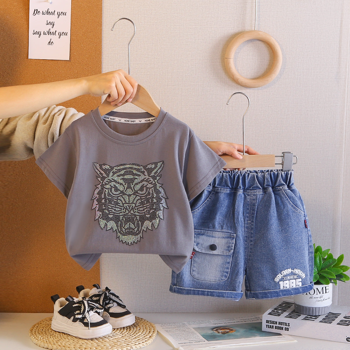 Tiger head pattern short sleeved top and shorts set