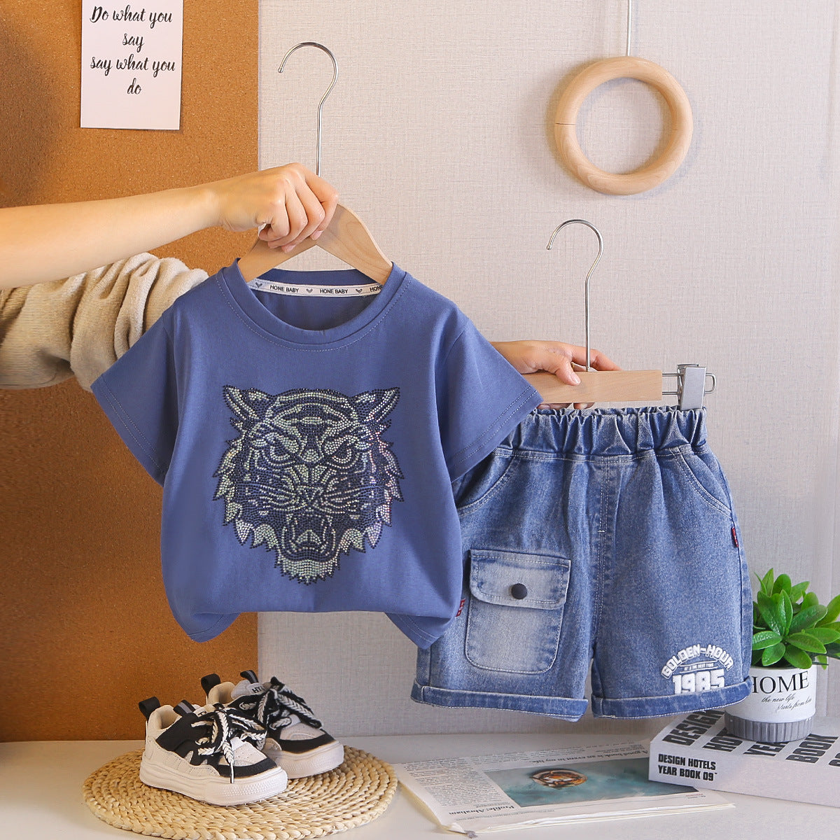 Tiger head pattern short sleeved top and shorts set