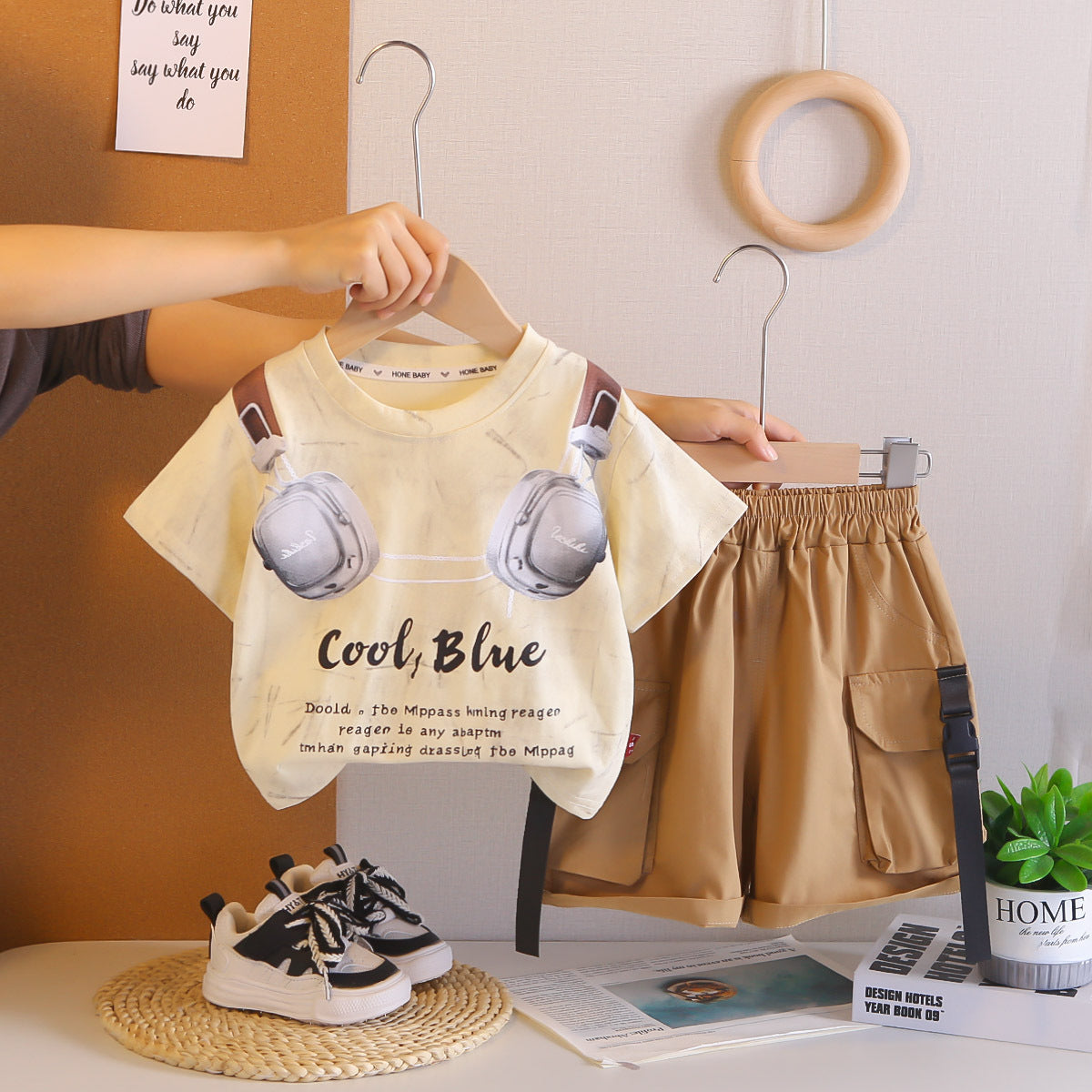 Round neck headphones letter short sleeved shirt, shorts set
